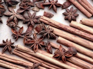 Нейтрализировать неприятный кухонный запах поможет корица 